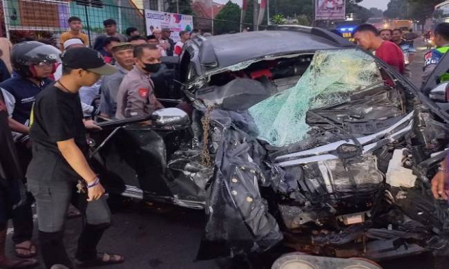 Kecelakaan Mobil Toyota Avanza Tabrak Bus Pariwisata di Kuningan, Ayah dan Anak Tewas