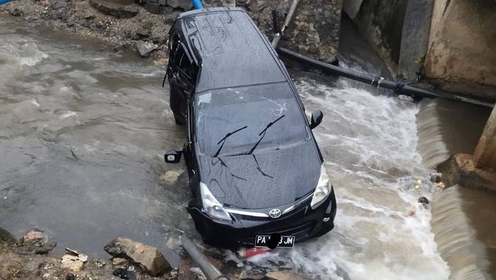Kecelakaan Mobil Toyota Avanza Terjun ke Sungai di Jayapura, 1 Tewas 4 Luka-Luka