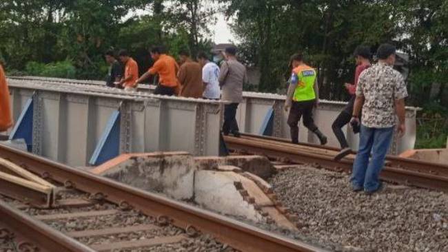 Kecelakaan Pelajar SMP Bocah Tewas Tersambar KA Cargo di Bekasi hingga Terpental ke Kali