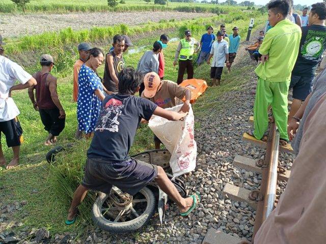 Kecelakaan Pemotor Bawa Rumput Tewas Dihantam KA Doho di Kediri