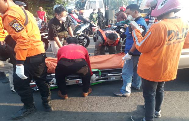 Kecelakaan Pemotor Honda Beat Tewas Terpental usai Tersenggol Mobil Box di Jalan Greges Surabaya