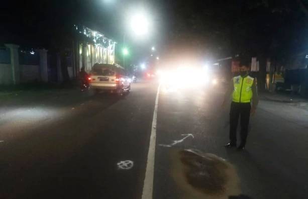 Kecelakaan Pemotor Honda Grand Tewas usai Hantam Motor yang Ngerem Mendadak di Jalan Raya Driyorejo Gresik