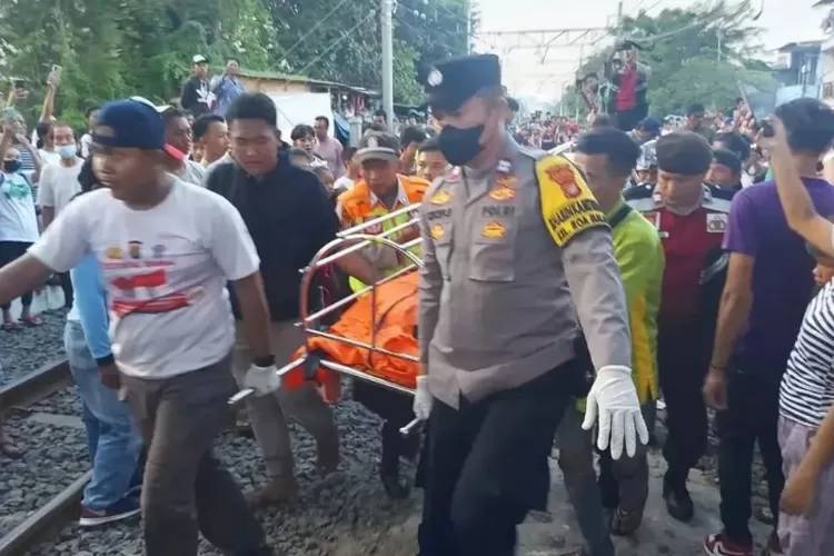 Kecelakaan Pemotor Tewas Tertabrak KRL usai Menerobos di Perlintasan Angke Jakarta Barat