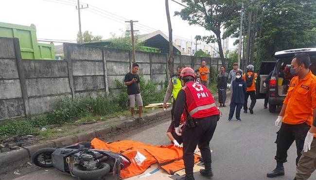 Kecelakaan Pemotor Warga Surabaya Tewas usai Terjatuh Lalu Terlindas Truk Trailer