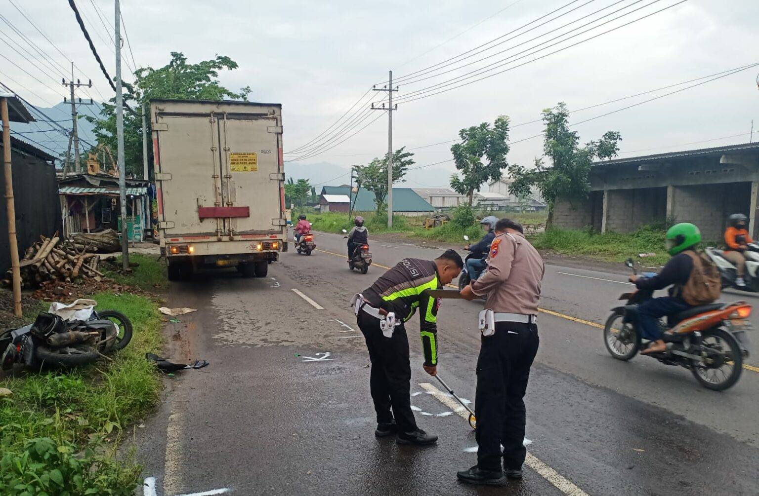Kecelakaan Pemotor Yamaha Mio J Tewas usai Tabrak Truk Tronton Box Berhenti di Jalan Raya Ngoro Mojokerto
