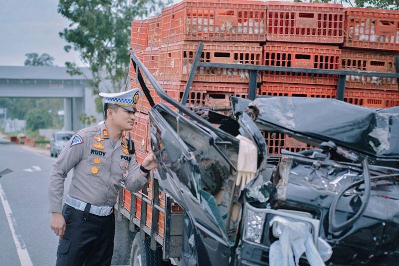 Kecelakaan Pikap Angkut Ayam Tabrak Truk Parkir di Kampar, Sopir dan Penumpang Tewas