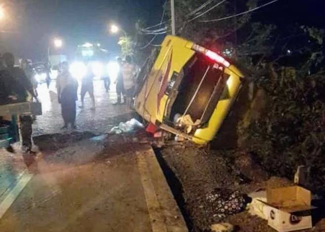 Kecelakaan Rombongan ELF Asal Bojonegoro Terguling di Gresik, 1 Orang Tewas