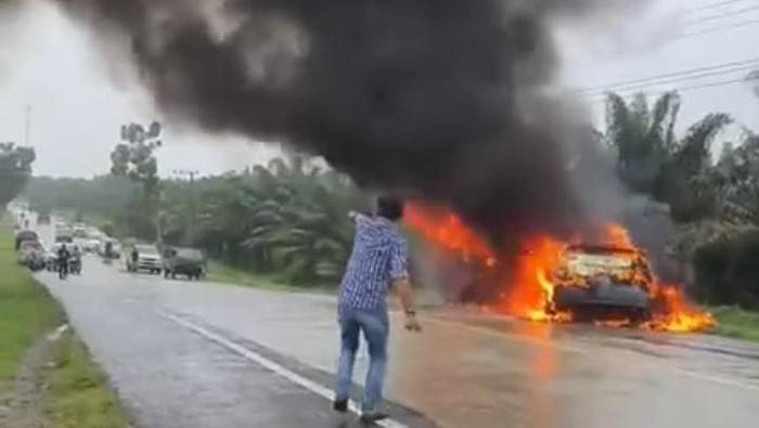 Kecelakaan Sedan Toyota Vios Vs Mobil Daihatsu Terios hingga Terbakar di Asahan