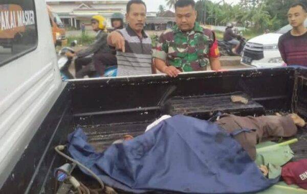 Kecelakaan Seorang Lansia Pemotor Mio Sporty Tewas Terseret Truk di depan SMA Yadika Bandar Lampung