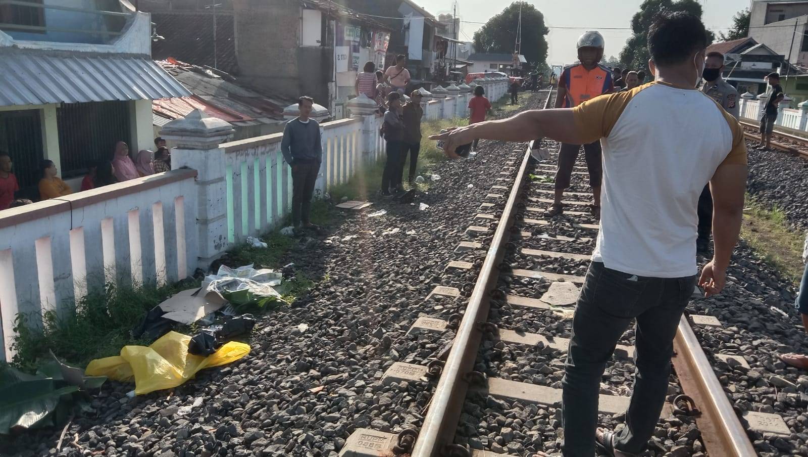 Kecelakaan Seorang Lansia Tewas Mengenaskan Tertabrak Kereta Api Kargo di Cirebon