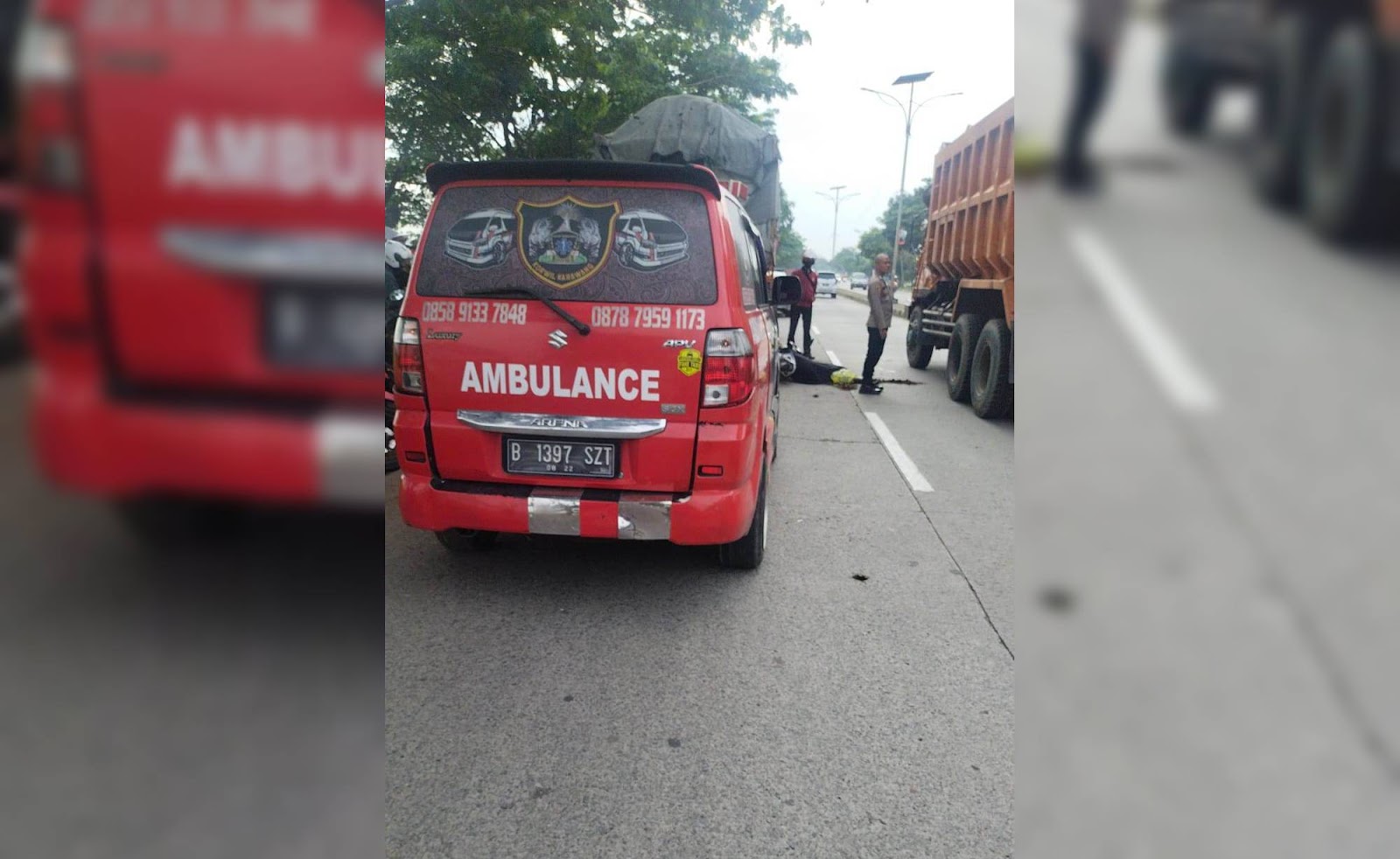 Kecelakaan Seorang Pemotor Tewas usai Tabrak Bagian Belakang Dump Truk di Jalan Baru Karawang