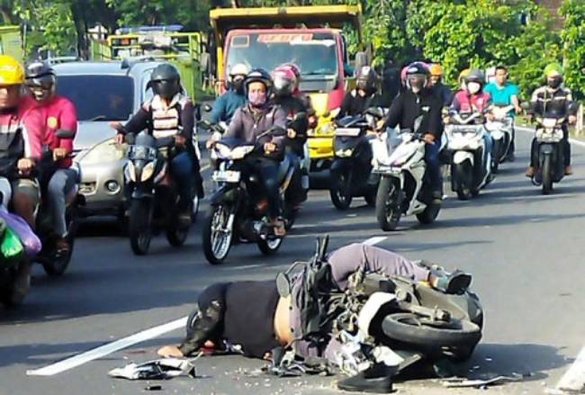 Kecelakaan Suzuki GSX R150 Gagal Nyalip Lalu Tabrak Mikrolet di Malang, Pemotor Luka Berat