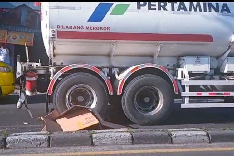 Kecelakaan Pemotor Tewas Terlindas Truk Tangki BBM usai Gagal Nyalip di Padalarang Bandung Barat