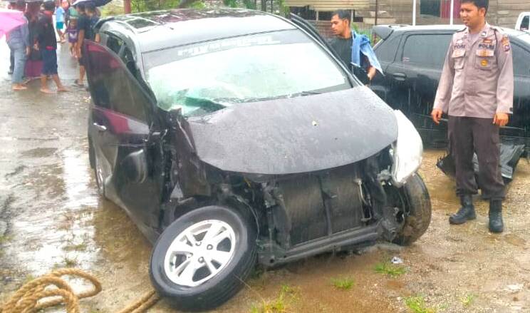 Kecelakaan Toyota Avanza Hitam Ringsek Ditabrak Kereta Api di Padang Pariaman