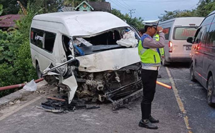 Kecelakaan Toyota Hiace vs Truk Colt Diesel Di Aceh Timur, 1 Tewas 7 Luka-Luka