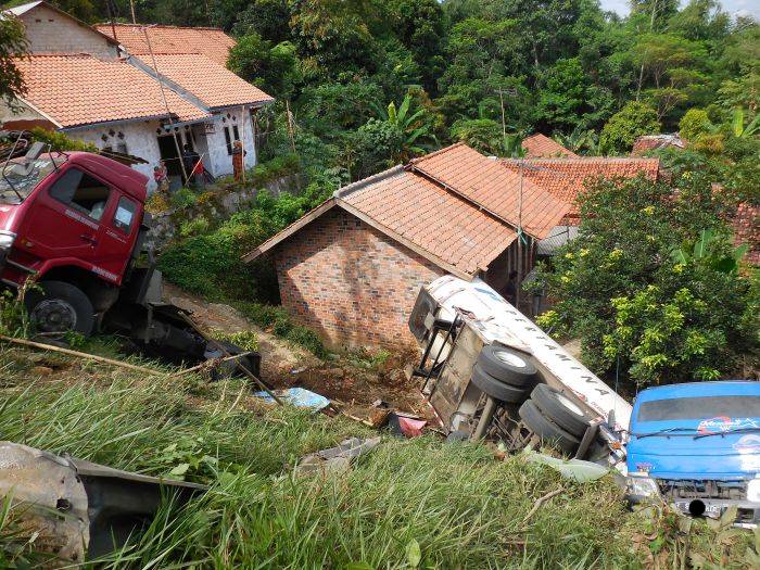 Kecelakaan Truk Box Muatan Limbah Oli Terjun ke Jurang Sedalam 100 Meter di Garut, 3 Korban Tewas