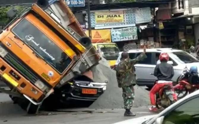 Kecelakaan Truk Muatan Pasir Terguling Timpa Mobil Dinas TNI AD di Depok
