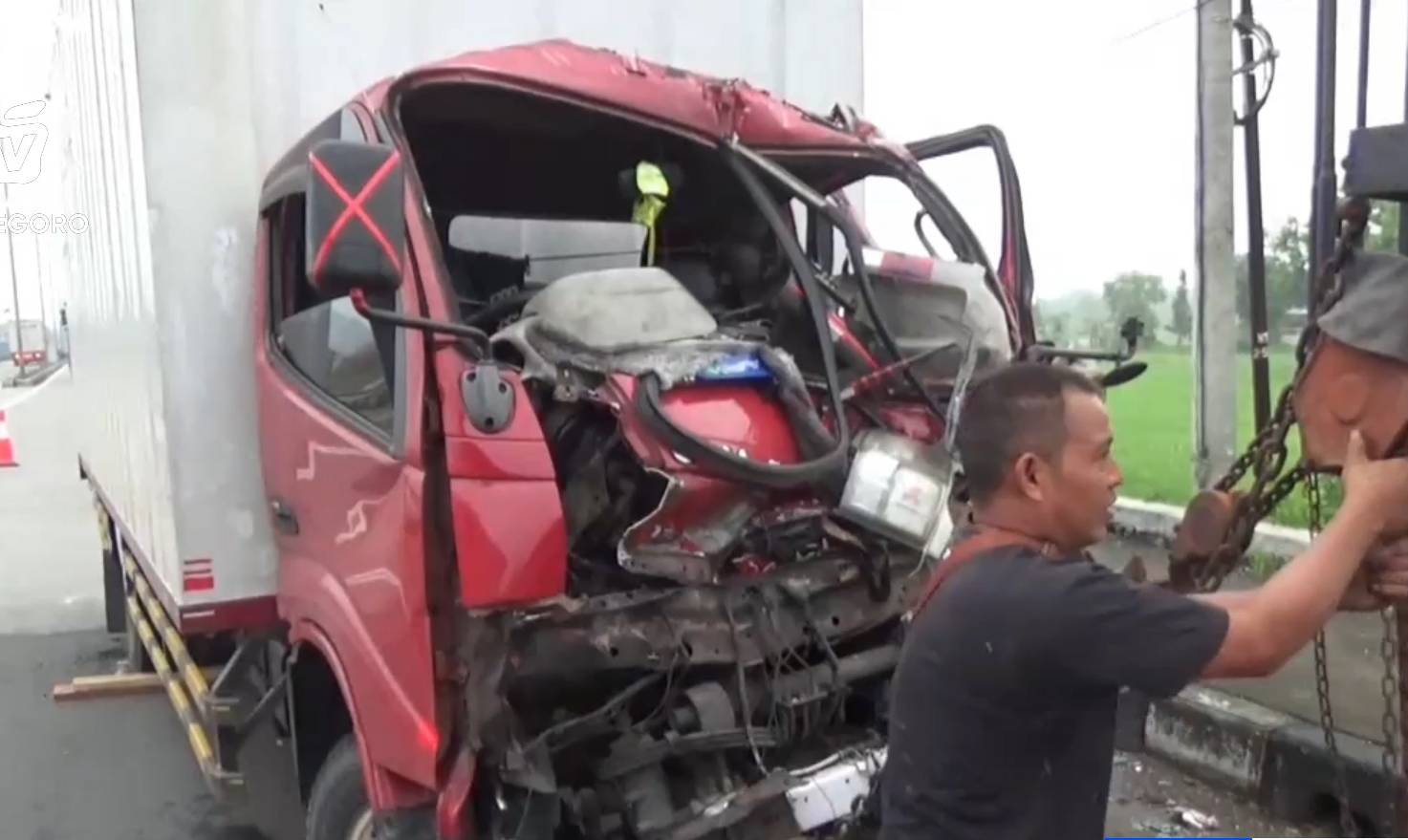 Kecelakaan Truk Paket Tabrak Kontainer Parkir di Jalur Ring Road Ngawi, Kernet Tewas