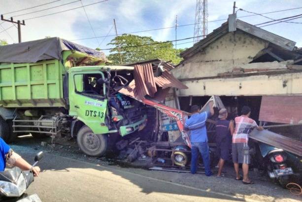 Kecelakaan Truk Rem Blong Hantam Bengkel, Kios dan Rumah di Kemlagi Mojokerto, 2 Orang Terluka