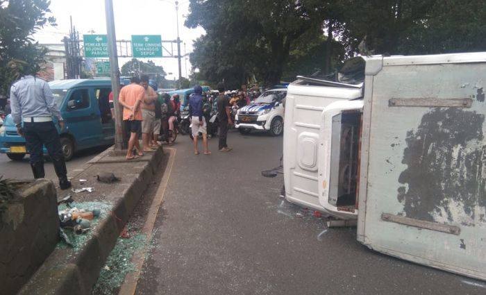 Kecelakaan Truk Terguling di Cibinong Bogor, 3 Orang Luka-Luka