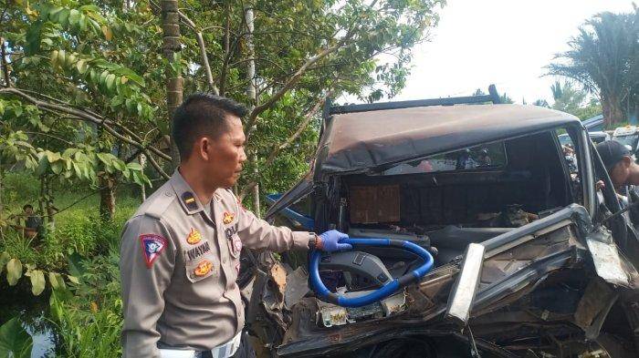 Kecelakaan Truk vs Pikap di Jalan Trans Kalimantan KM27 Kubu Raya, 2 Tewas-1 Kritis