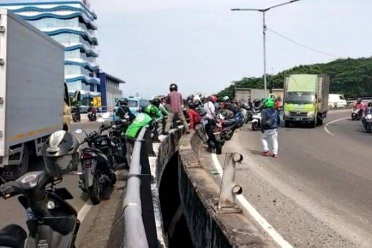 Kecelakaan Tunggal Berboncengan Tabrak Pembatas Jalan Lalu Terlempar dari Flyover Kemayoran