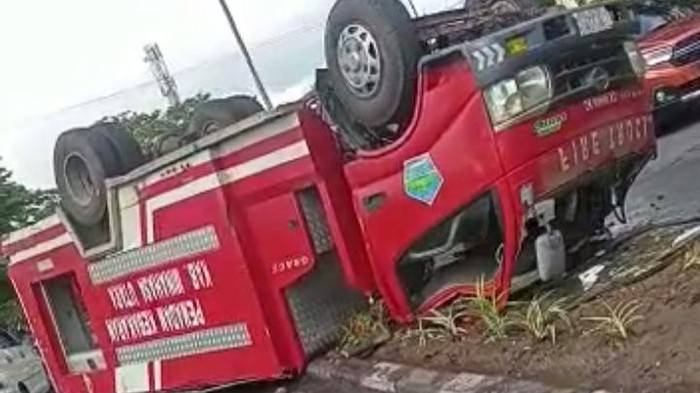 Kecelakaan Tunggal Mobil Damkar Minahasa Utara Sebabkan Petugas Tewas, Diduga Sopir Main HP