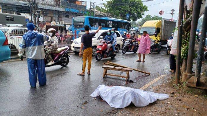 Kecelakaan Tunggal Pemotor Tewas usai Hantam Pohon di Kramat Jati Jakarta Timur