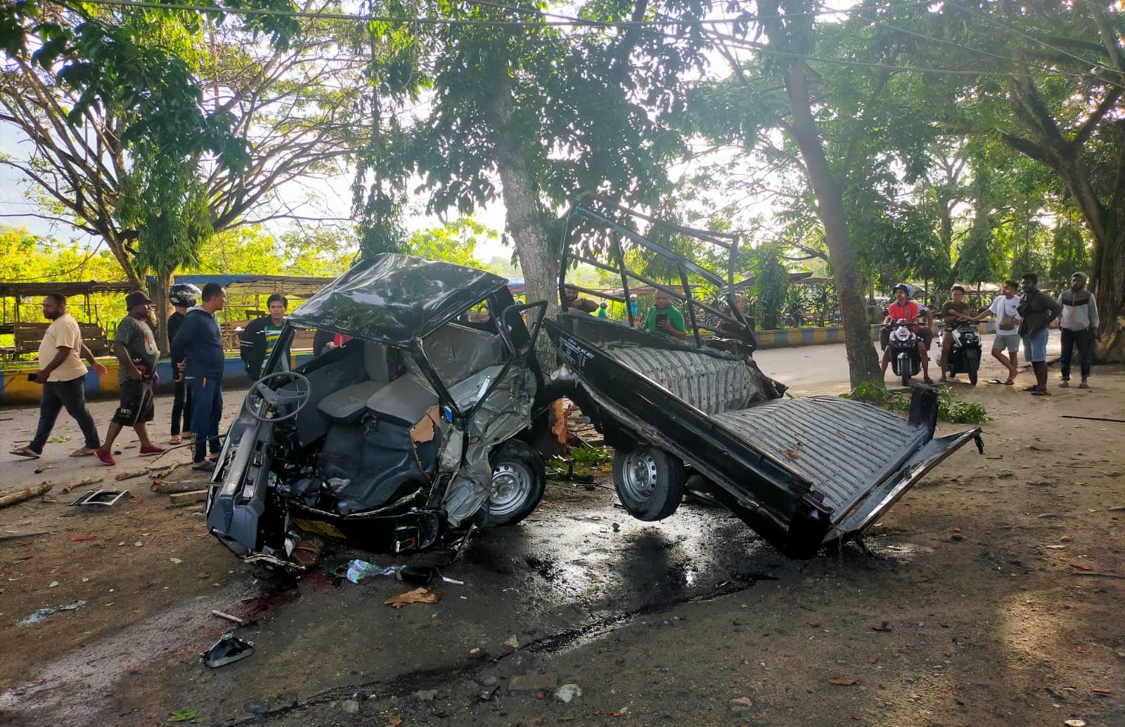 Kecelakaan Tunggal Pikap L300 Tabrak Pohon hingga Hancur di Jayapura, Sopir Luka Berat