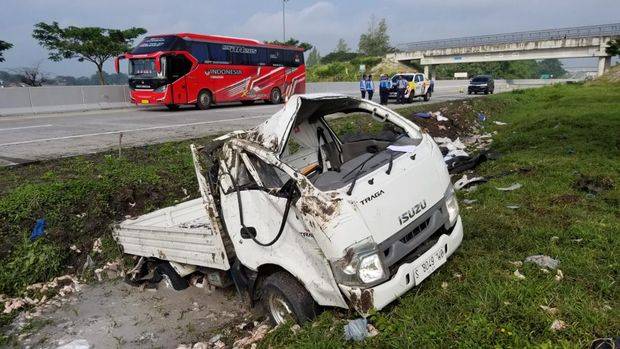 Kecelakaan Tunggal Pikap Muatan Ayam di Tol Solo-Ngawi Pecah Ban, Sopir Tewas