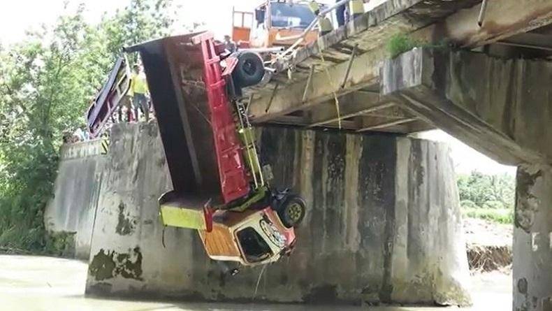 Kecelakaan Tunggal Truk Muatan Pasir Terjun ke Kali di Purworejo, Diduga Sopir Mengantuk