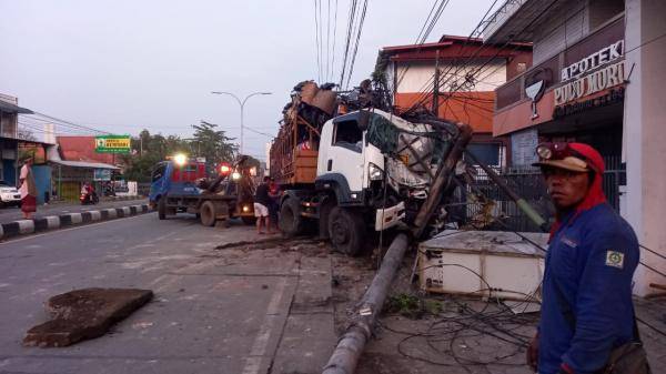 Kecelakaan Tunggal Truk Muatan Sepeda Motor Hantam Beberapa Tiang di Jalan Kolonel Sugiono Tegal