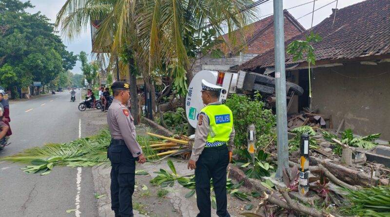 Kecelakaan Tunggal Truk Tangki BBM Tabrak Pagar Sekolah di Buleleng