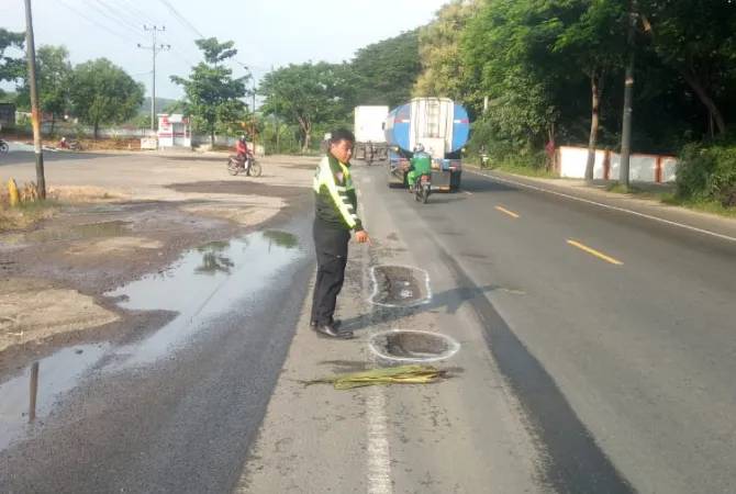 Kecelakaan Wanita Mudah Tewas usai Motor Masuk Lubang Lalu Terjatuh di Rembang