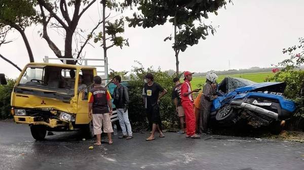 Kecelakaan di Bojonegoro Truk Vs Suzuki S-Presso hingga Ringsek, Pengemudi Mobil Tewas