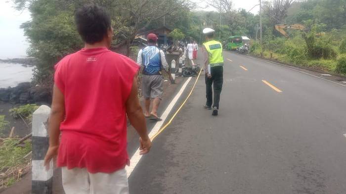 Kecelakaan di Buleleng, Mahasiswa Tewas Usai Tabrak Minibus di Jalan Singaraja-Amlapura