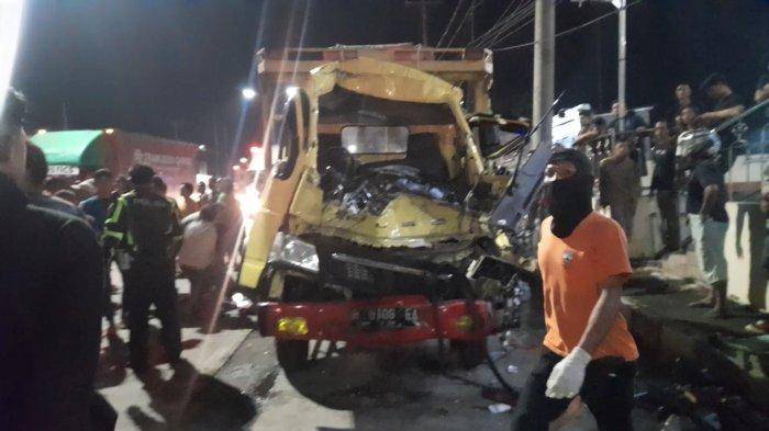 Kecelakaan di Jalan Pantura Semarang-Kendal, Truk Tabrak Truk Parkir, 1 Korban Tewas