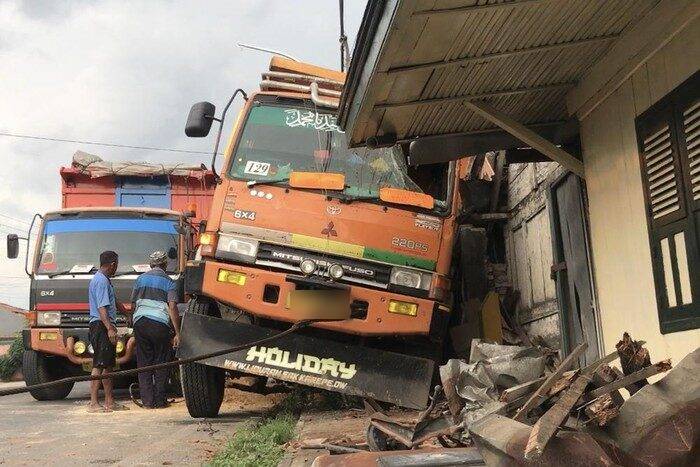 Kecelakaan di Jalur Pantura Rembang, Diduga Sopir Ngantuk, Truk Tronton Tabrak 3 Rumah