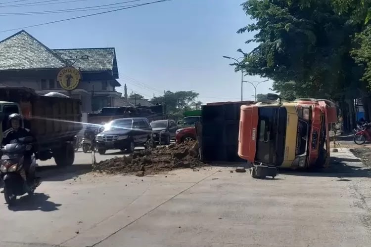 Kecelakaan di Tambak Aji Semarang, Truk Tanah Terguling Menimpa Pemotor, Kata Warga Tangan Korban Masih Gerak