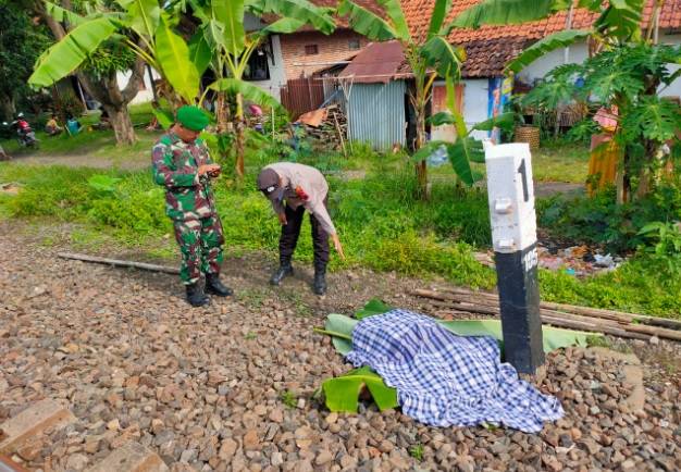 Lagi Enjoy Berjemur di Tepi Rel, Seorang Kakek Ini Tewas Terlindas KA Argo Sindoro di Pemalang