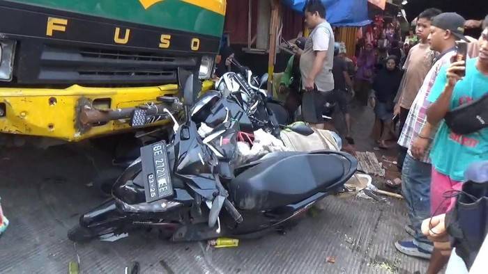 Laka Beruntun Truk Tronton di Lampung Selatan, Minibus-Motor Ringsek