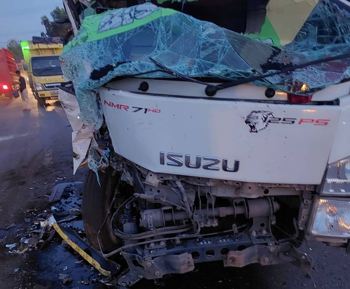 Laka Lantas 2 Truk Batubara Adu Kambing di Talang Bakung Jambi