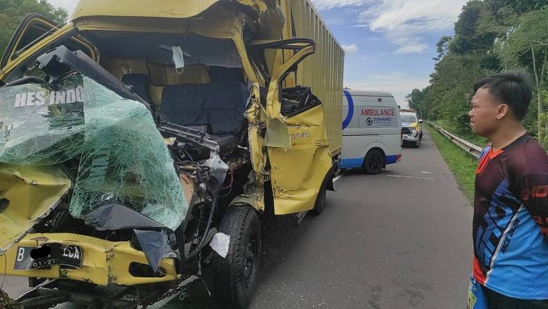 Laka Lantas Truk Box Tabrak Kontainer di Tol Cipularang, Korban Tewas Seorang Kernet Warga Lampung
