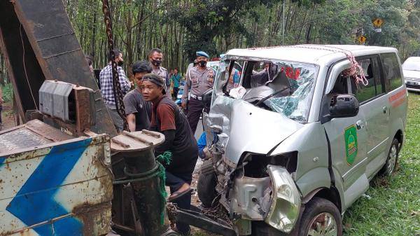 Laka Lantas di Cipeundeuy Subang, Tabrakan Antara Suzuki APV, 1 Anggota Brimob Tewas, 5 Luka Berat