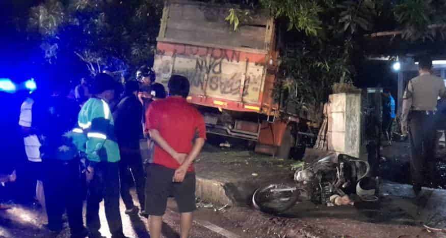 Lewati Jalan Berlubang, Truk Hantam Motor dan Pagar Rumah di Banjar, Korban Pemotor Alami Patah Tulang