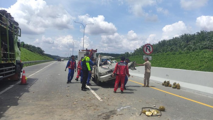Mobil Angkut Durian Kecelakaan di Tol Pekanbaru-Dumai, Penumpang Tewas