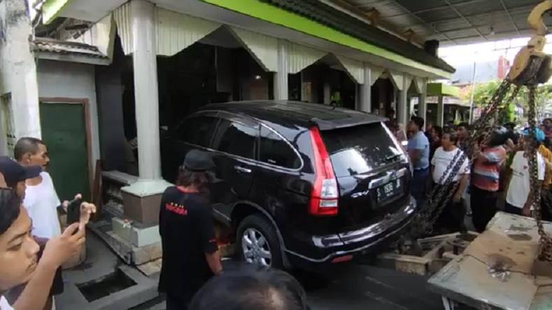 Mobil CRV Hantam Mushola di Lamongan, Sopir Tewas