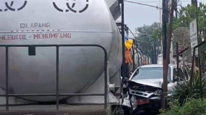 Mobil Dinas Plat Merah Pemkot Malang Dihantam KA Tangki BBM hingga Ringsek, Begini Kondisi Penumpangnya