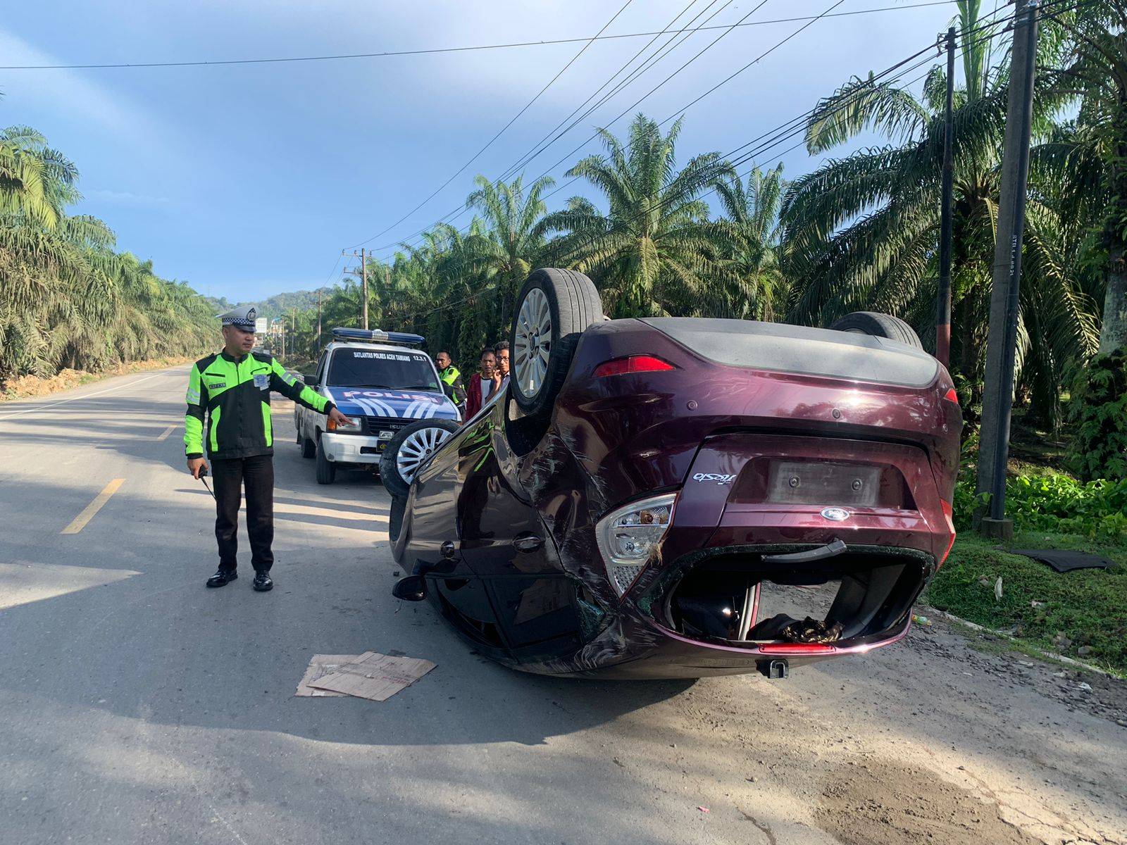 Mobil Ford Fiesta Terbalik Usai Masuk Lubang Jalan di Aceh Tamiang