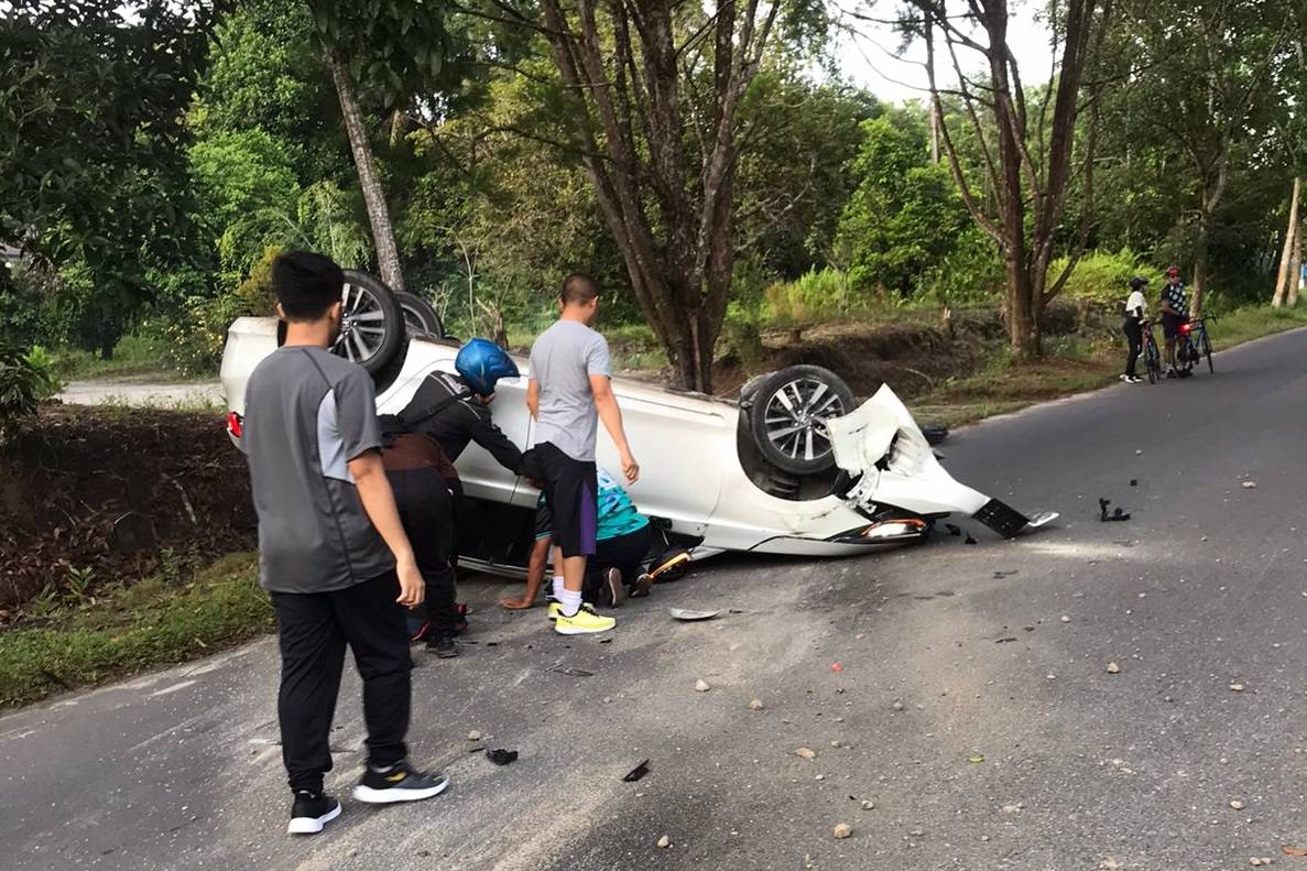 Mobil Honda City Terbalik di Kawasan Lanud Iskandar Kotawaringin Barat, Sopir Seorang Pelajar